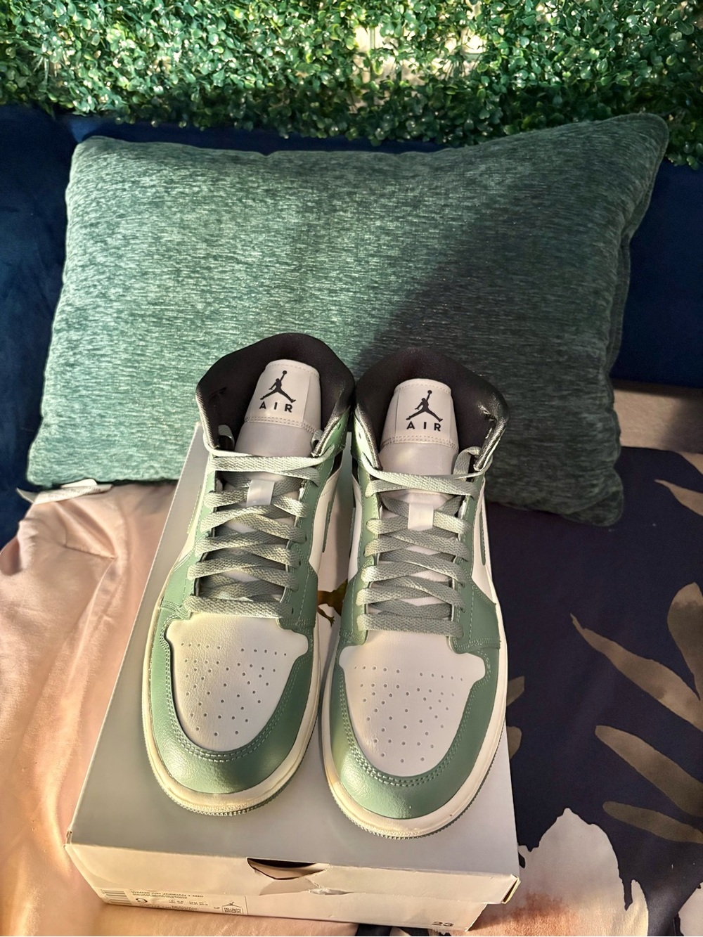 Jordan Retro 1 Mid-Top Sneakers - Mint/White